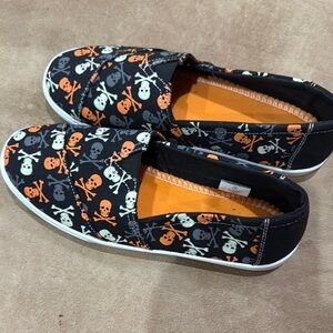 Tommy Bahama Women’s Skull Print Slip-On Shoes Size 8 Black Orange NWOB
